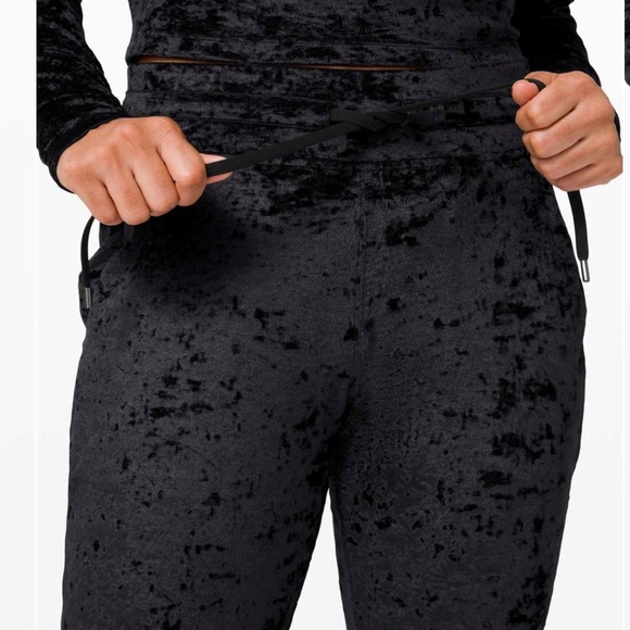 Lululemon woman black crushed velvet Ready to Crush Joggers size 10 - Picture 11 of 12